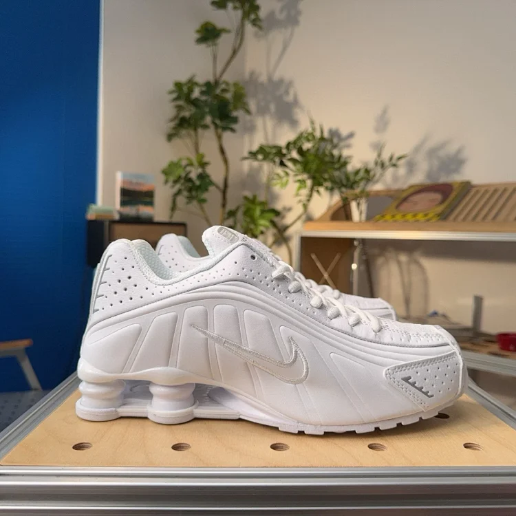  Nike Shox R4 Sneakers [40 sty