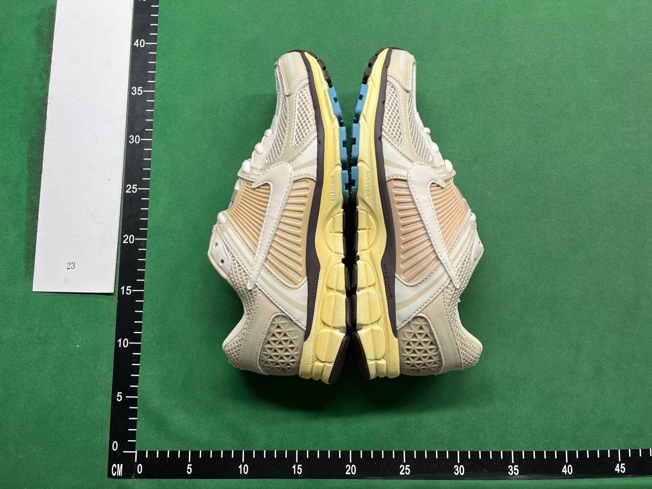 Nike Air Zoom Vomero 5 -4