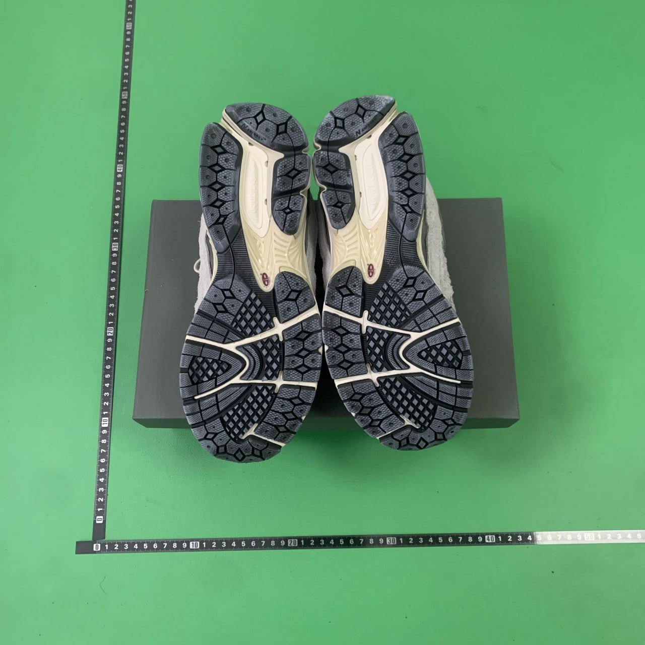 M batch New Balance 2002R  -3