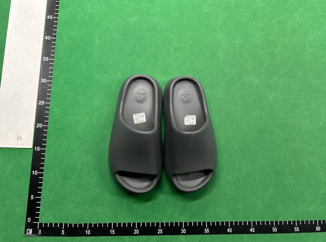 MANY YEEZY SLIDES -4